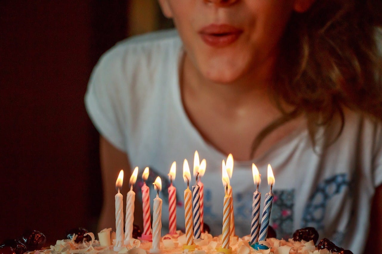 誕生日のお祝いのケーキ