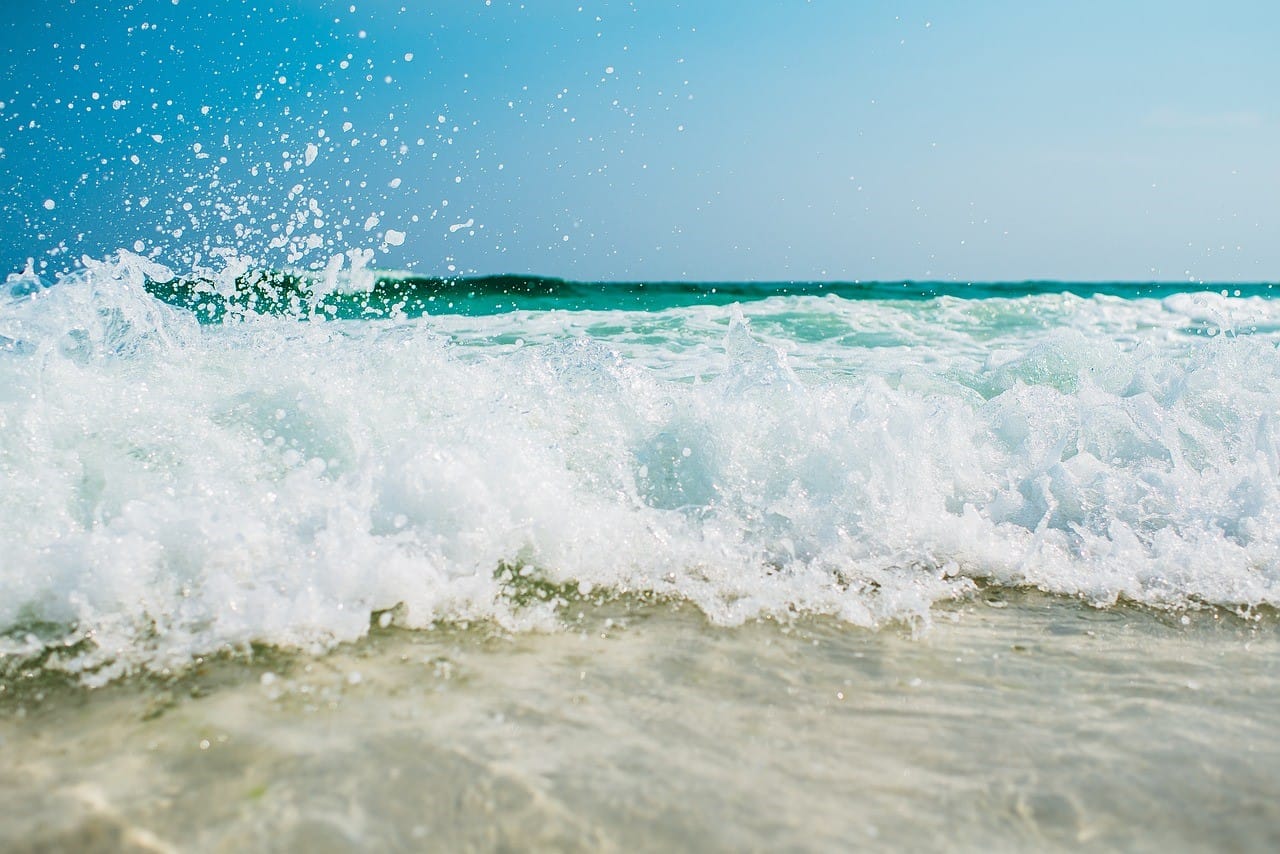 夏の砂浜の海