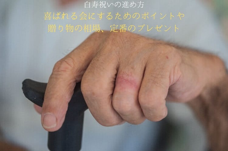 Ręka starca trzymającego laskę
