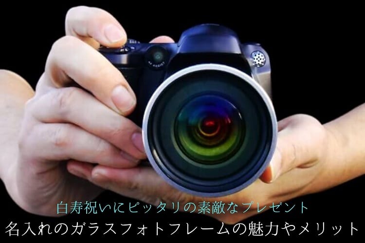 Χέρι που κρατά την κάμερα