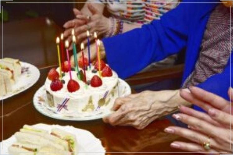 100歳の人生の節目をどうお祝いしたら良い 百寿の由来やおすすめプレゼント 喜ばれる祝い方をまとめて解説 百寿祝い館