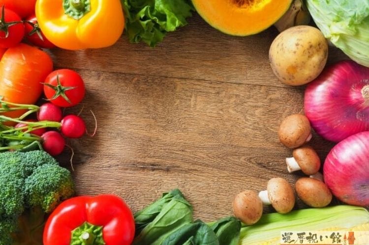 じゃがいもとうもろこし玉ねぎなどの野菜がたくさん置いてある様子