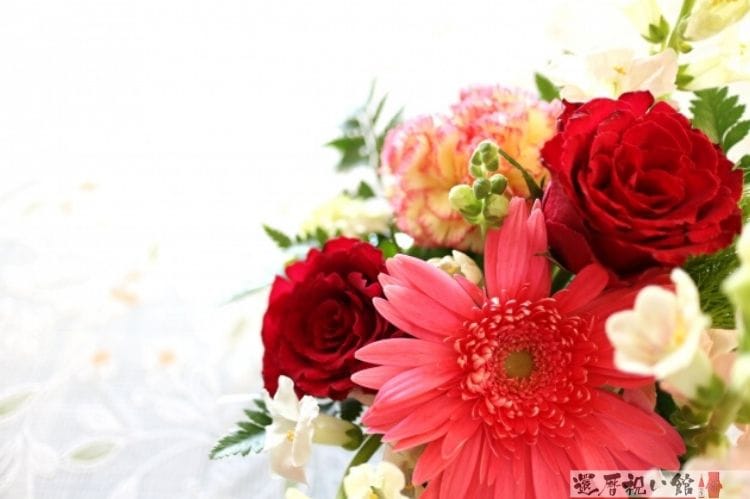 赤い薔薇やピンクのカーネーションなどが入ったフラワーギフト
