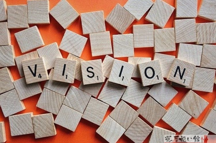 VISIONと木の板に書かれた雑貨