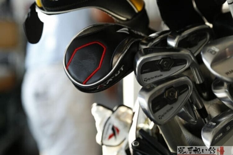 ゴルフバッグの中に入っている色々なクラブ