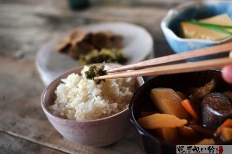 麦ごはんや煮しめなど昔からある和食の食事
