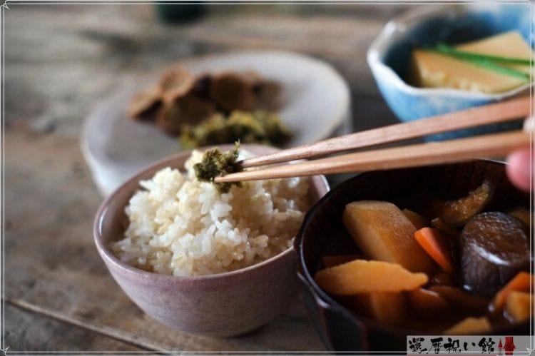麦ごはんや煮しめなど昔からある和食の食事