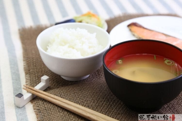 ごはん、味噌汁、鮭などの和食
