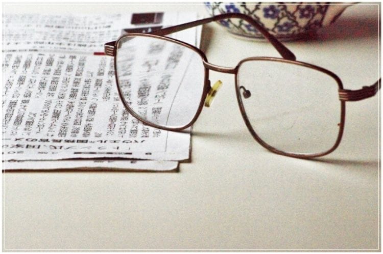 眼鏡と新聞