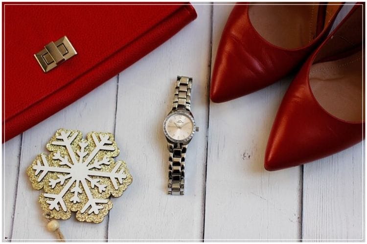 赤いパンプスと腕時計と赤い財布と雪の結晶を模したアクセサリー