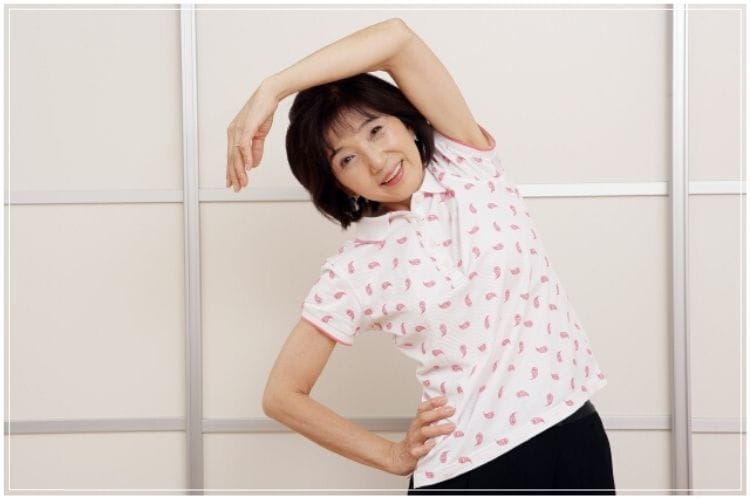 体操をしているシニア女性