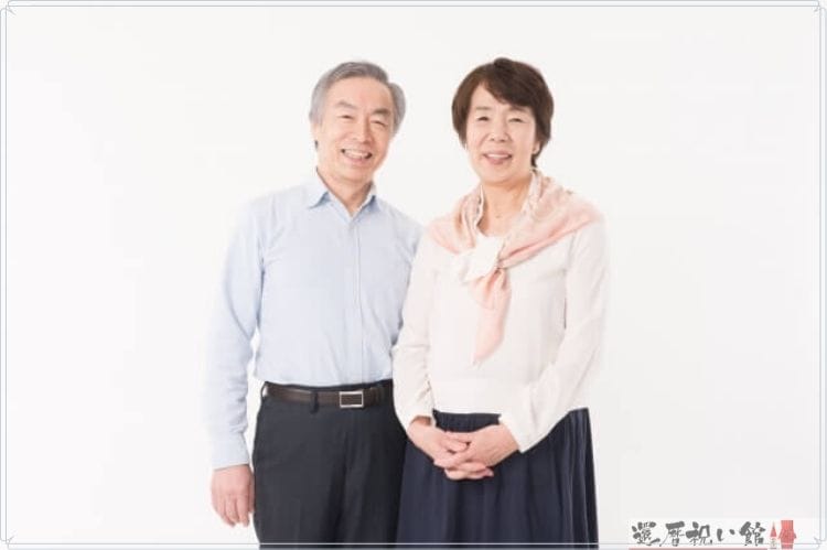 笑顔で寄り添うシニア夫婦