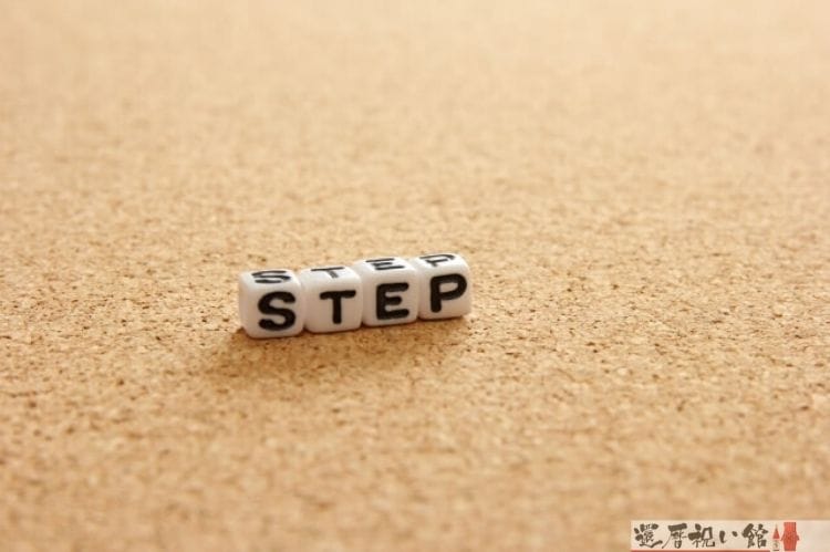 サイコロ状の四角い雑貨にSTEPと英語で書かれている