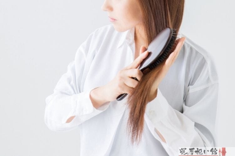髪をブラッシングしている女性