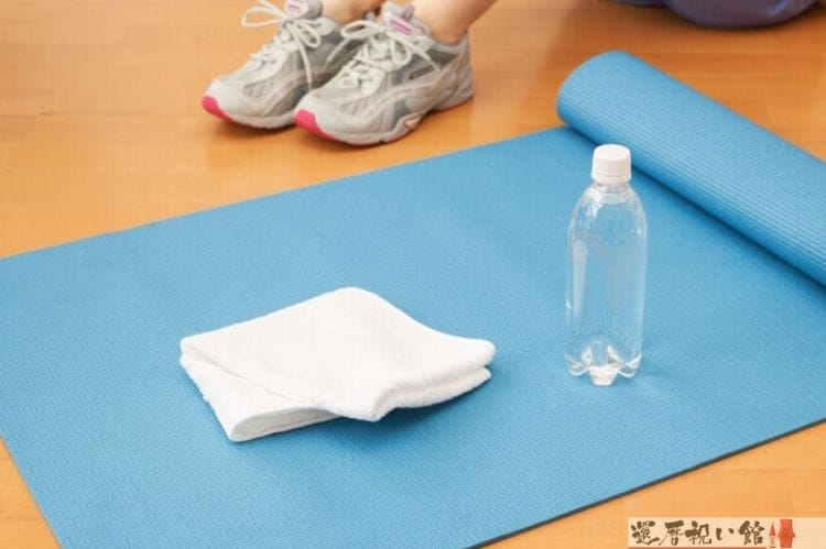 ヨガマットとペットボトルと白いタオル
