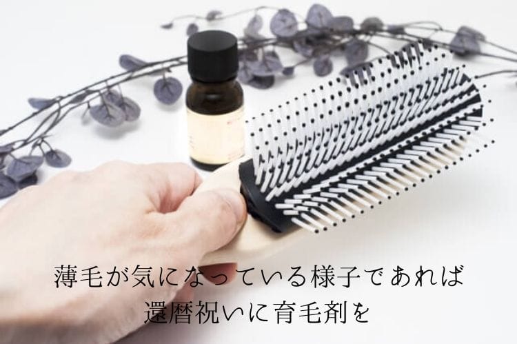 精油とブラシを持つ手