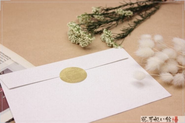 白い封筒と白く小さな花束