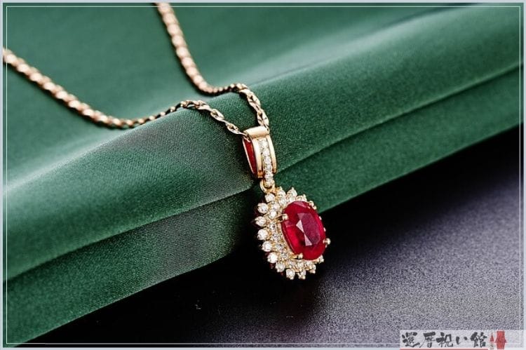 赤いルビーのペンダント