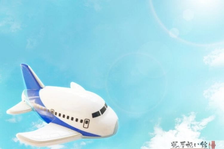 青空を飛んでいる飛行機のおもちゃ