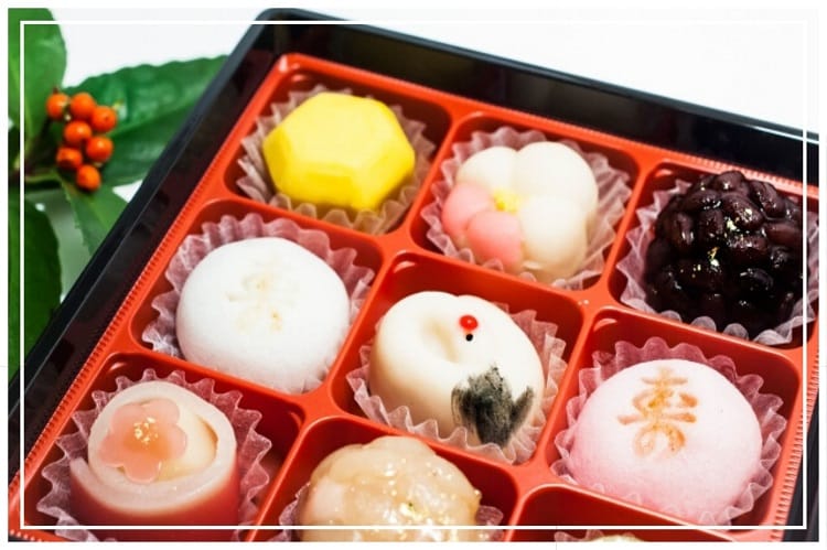 様々な種類の和菓子が小さく区切られた箱に入れられている