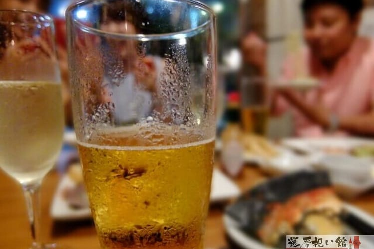 レストラン、飲食店でごはんを食べる客と食事&ビールなどの飲み物