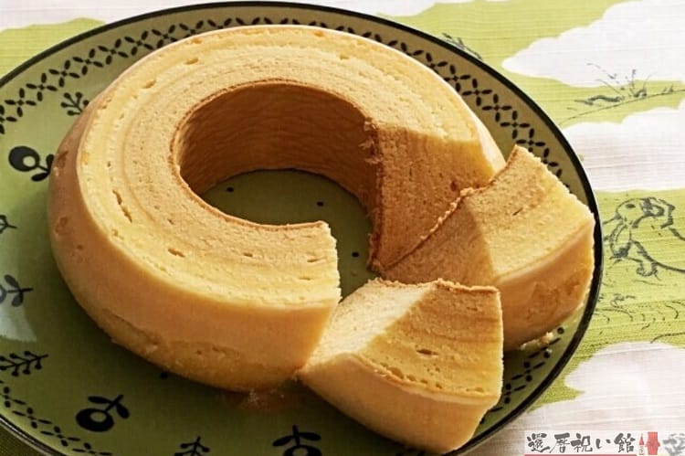 緑の皿の上に置かれたバウムクーヘン