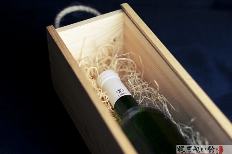 木の箱に入ったワインもしくはシャンパン