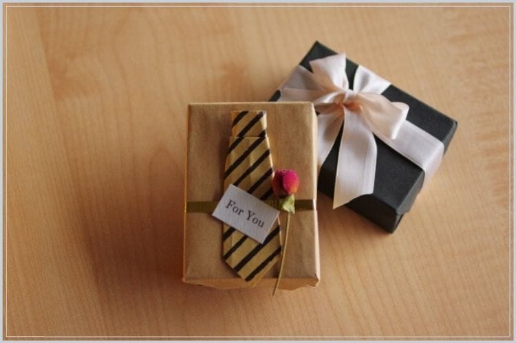 黒と茶色の小さなプレゼントギフト