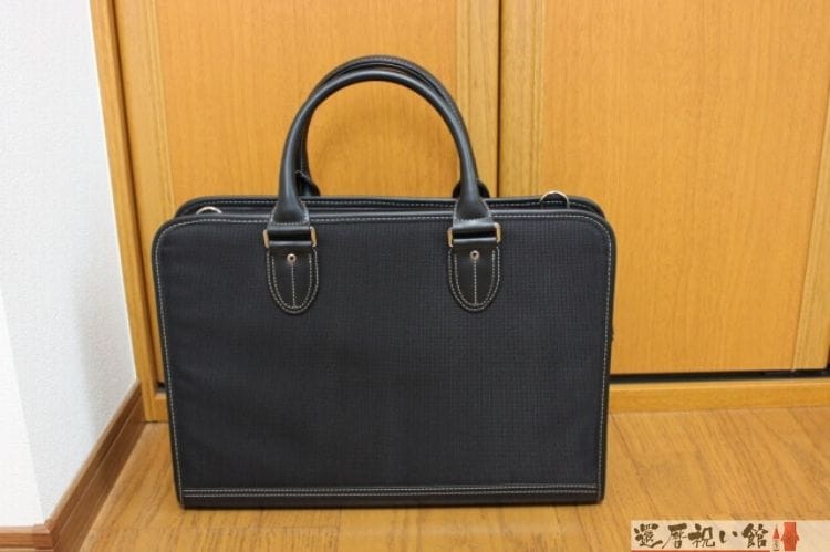 黒いビジネスバッグ