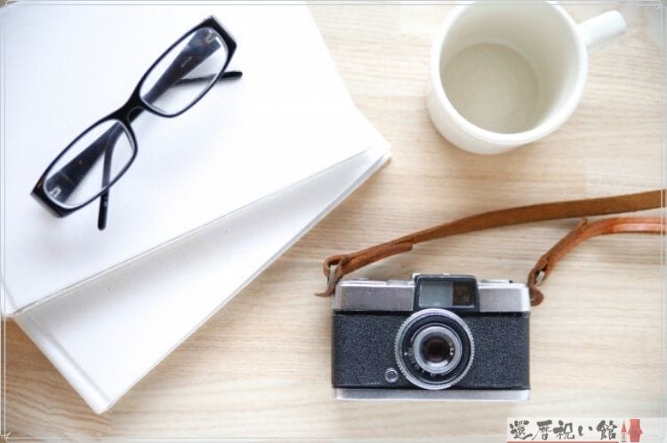 カメラ、フォトブック、めがね、マグカップ