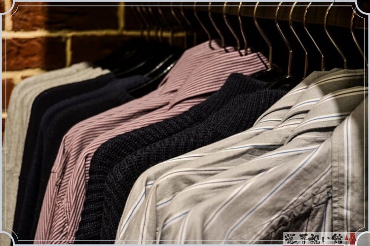 男性用のカジュアルシャツがハンガーにたくさん掛けられている