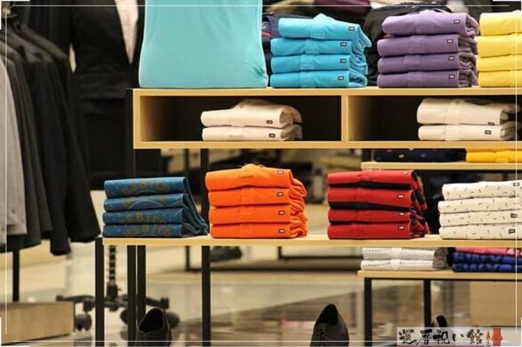 カラフルな男性のポロシャツがお店に畳んで陳列されている様子