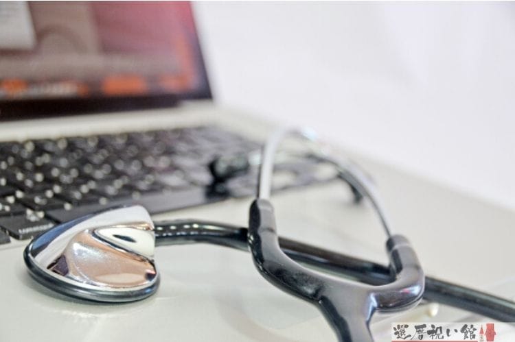 ノートパソコンの上に置かれた聴診器