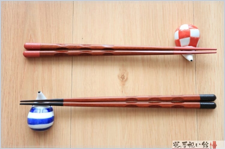 木製の夫婦箸がかわいい箸置きに置かれている