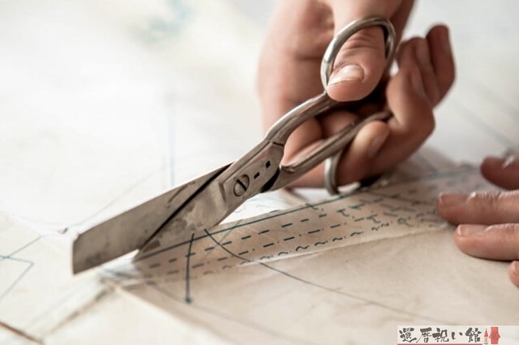 はさみで布を切っている様子