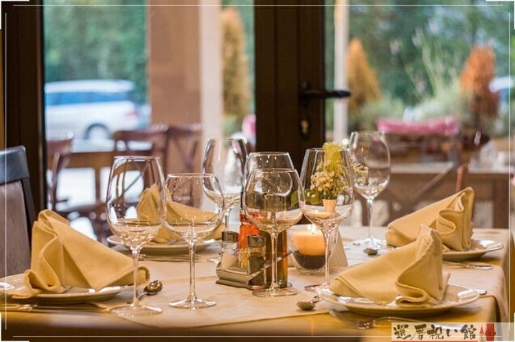 ホテルや祝いの席で用意されるテーブルの食事の準備