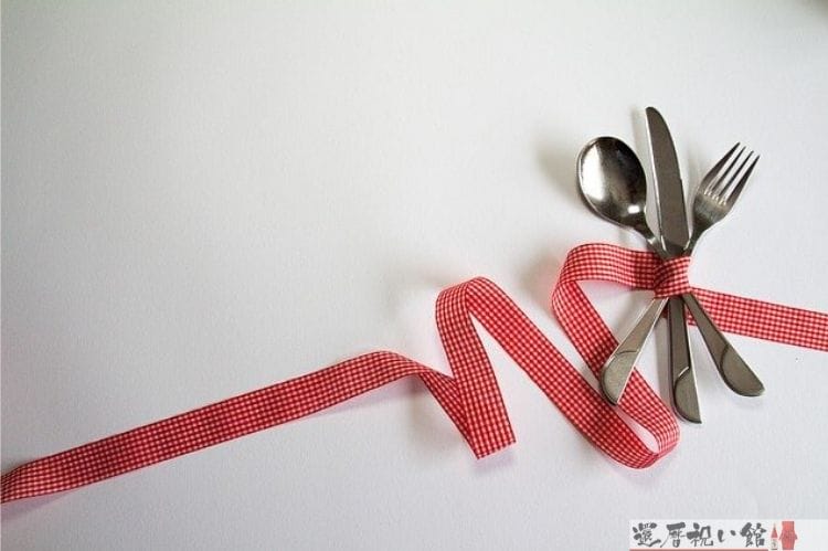チェック柄の赤いリボンで結ばれたフォーク&ナイフ&スプーン