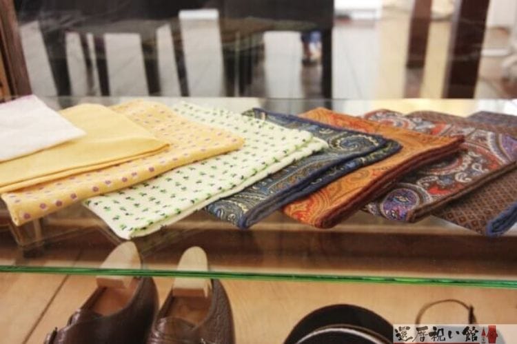 洋服を販売するお店で陳列されている様々な色・デザインのハンカチ