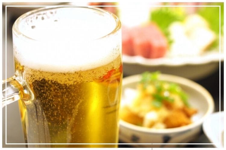 刺身や総菜とジョッキに入ったビール