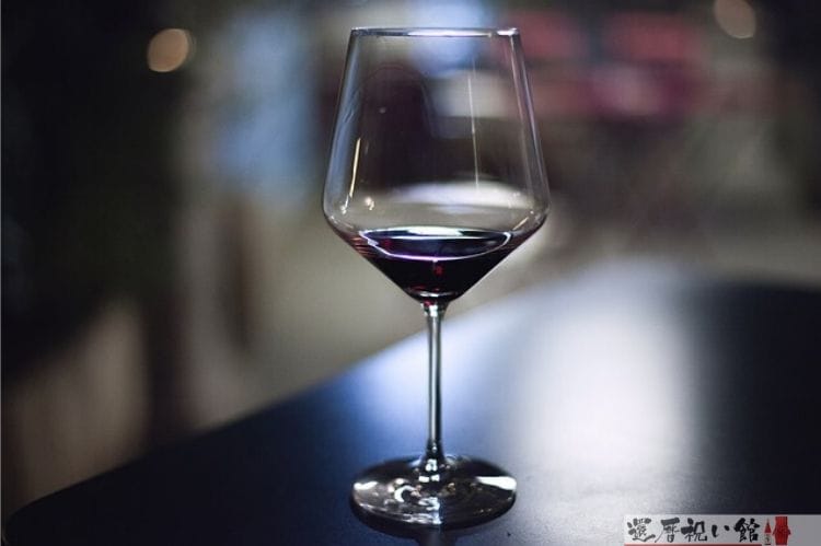 グラスに入った赤ワイン