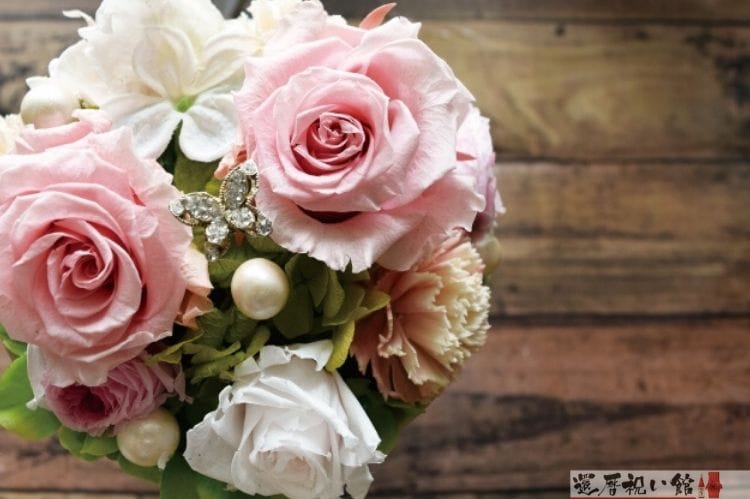 ピンクと白の薔薇が入ったフラワーアレンジギフト