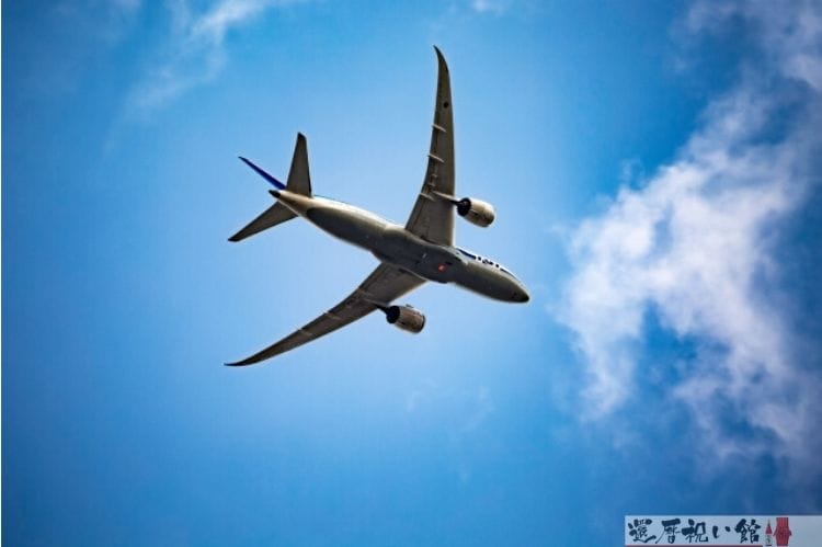 飛んでいる飛行機を下から撮影した写真