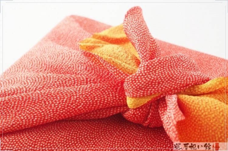 赤い風呂敷で包まれた贈り物