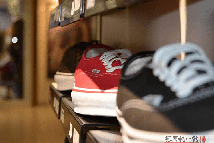 シューズショップで売られている靴の棚