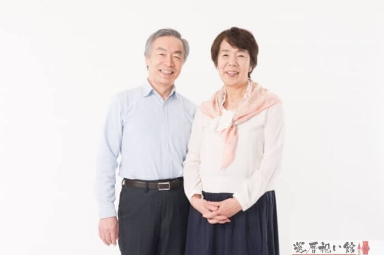 シニア夫婦が笑顔で記念撮影をしている
