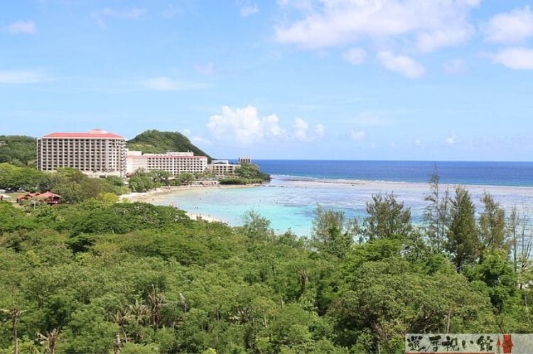 リゾートホテルとビーチ