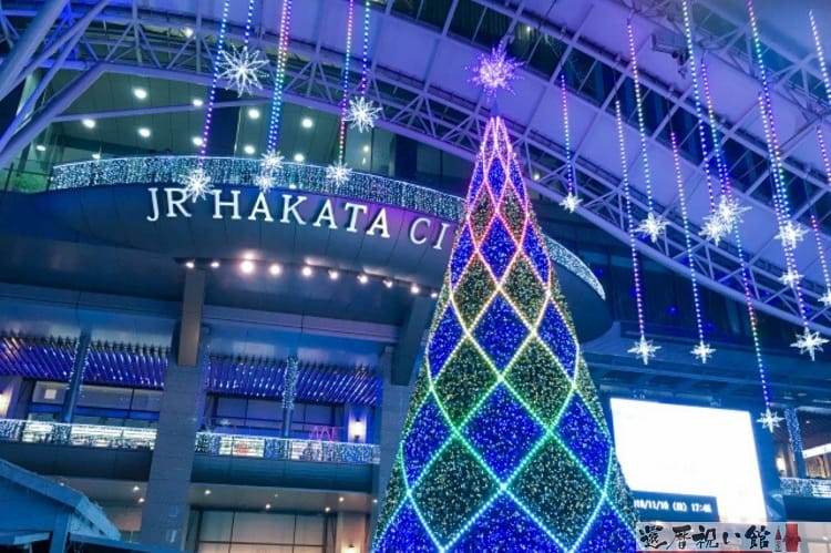 冬用のイルミネーションが施された博多駅