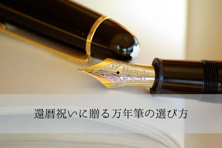 黒いノートパソコンと白いマグカップに入ったコーヒー