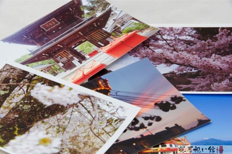 神社や桜、夕日などこれまで撮った写真が無造作に置かれている様子