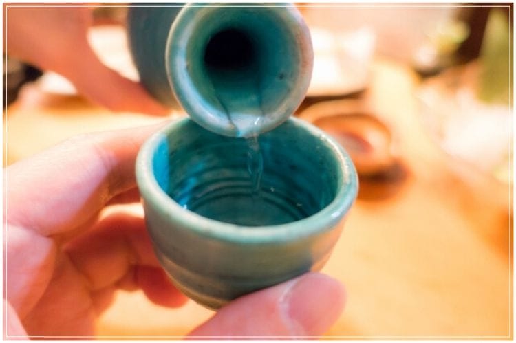 徳利の日本酒をおちょこにつぐ